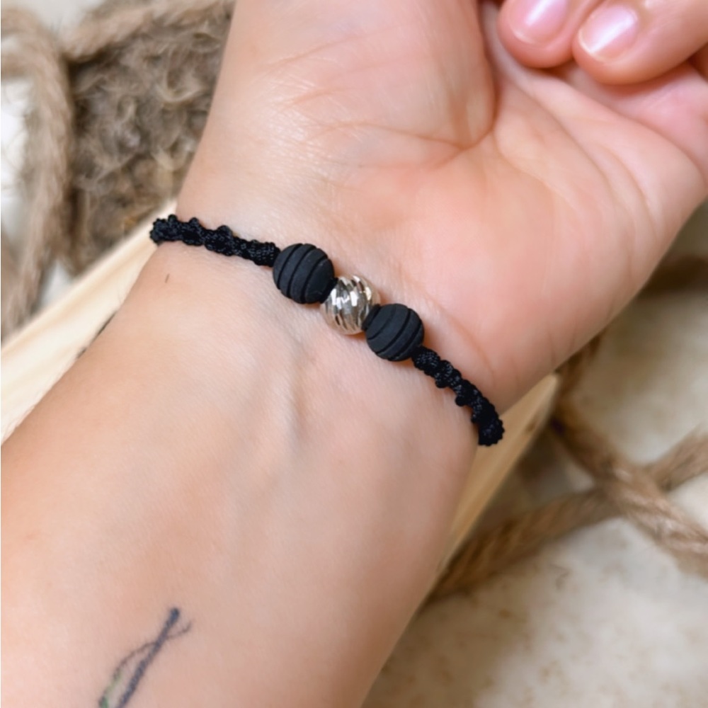 Pulsera en hilo chino personalizada con balinés en oro italiano de 18k 🇨🇴